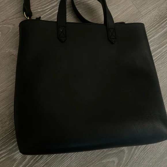 Madewell Small Transport
Leather Crossbody
Tote - Picture 4 of 13